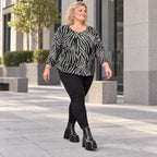 Kuscheliges Strickshirt in Schwarz/Weiß aus weichem Flauschgarn mit gerundeter Schnittform