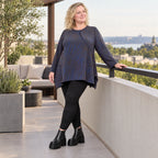 Kuscheliges Langarmshirt aus flauschigem Feinstrick in Blau/Braun mit fallender A-Linie