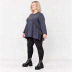 Kuscheliges Langarmshirt aus flauschigem Feinstrick in Blau/Braun mit fallender A-Linie