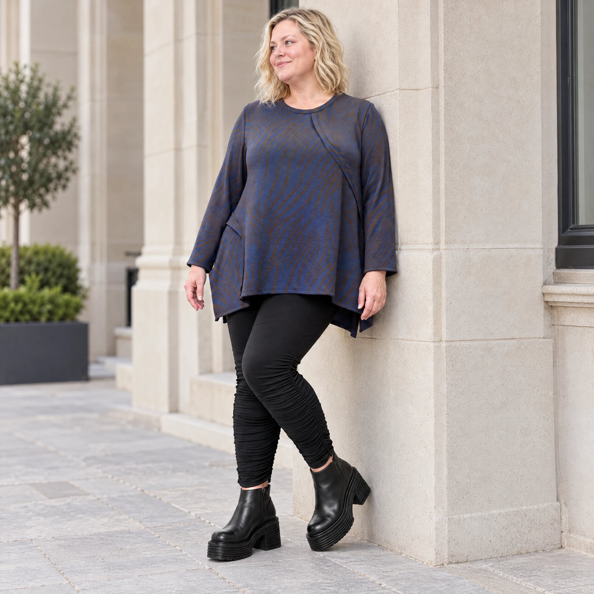 Kuscheliges Langarmshirt aus flauschigem Feinstrick in Blau/Braun mit fallender A-Linie