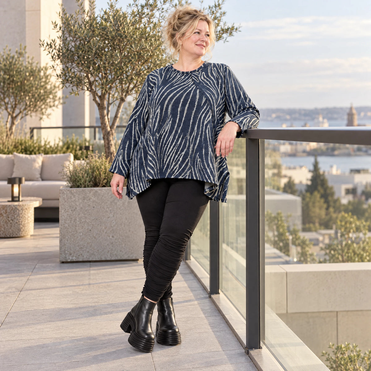 Italienisches Feinstrickshirt in Blau/Grau mit flauschigem Garn und schmeichelnder A-Linie