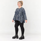 Italienisches Feinstrickshirt in Blau/Grau mit flauschigem Garn und schmeichelnder A-Linie