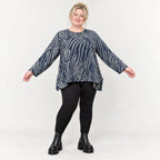 Italienisches Feinstrickshirt in Blau/Grau mit flauschigem Garn und schmeichelnder A-Linie