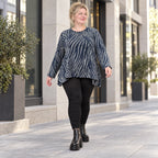 Italienisches Feinstrickshirt in Blau/Grau mit flauschigem Garn und schmeichelnder A-Linie