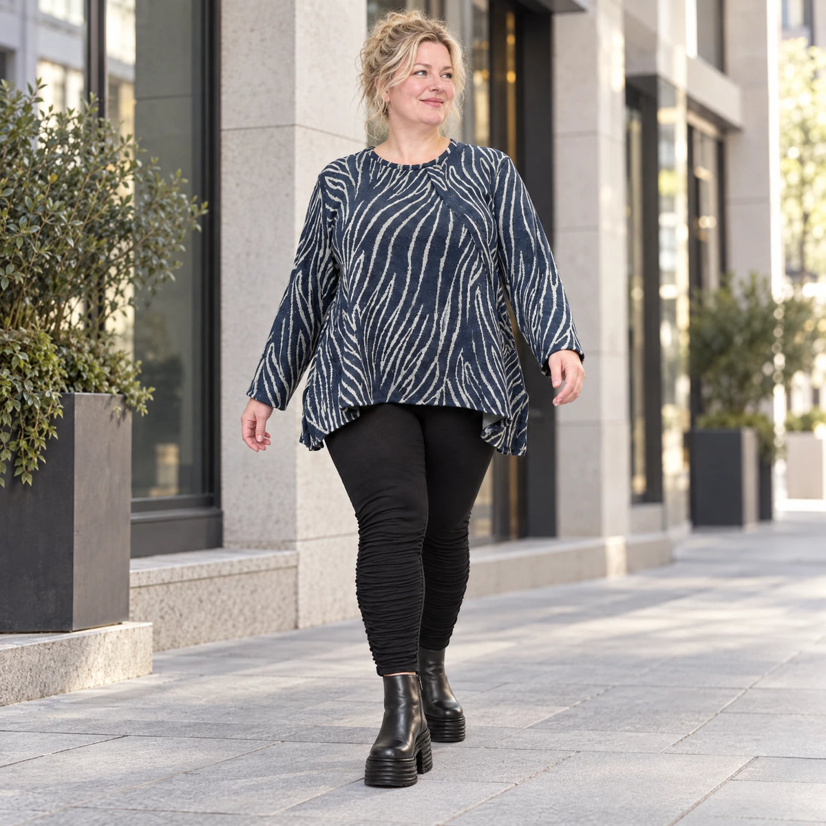 Italienisches Feinstrickshirt in Blau/Grau mit flauschigem Garn und schmeichelnder A-Linie
