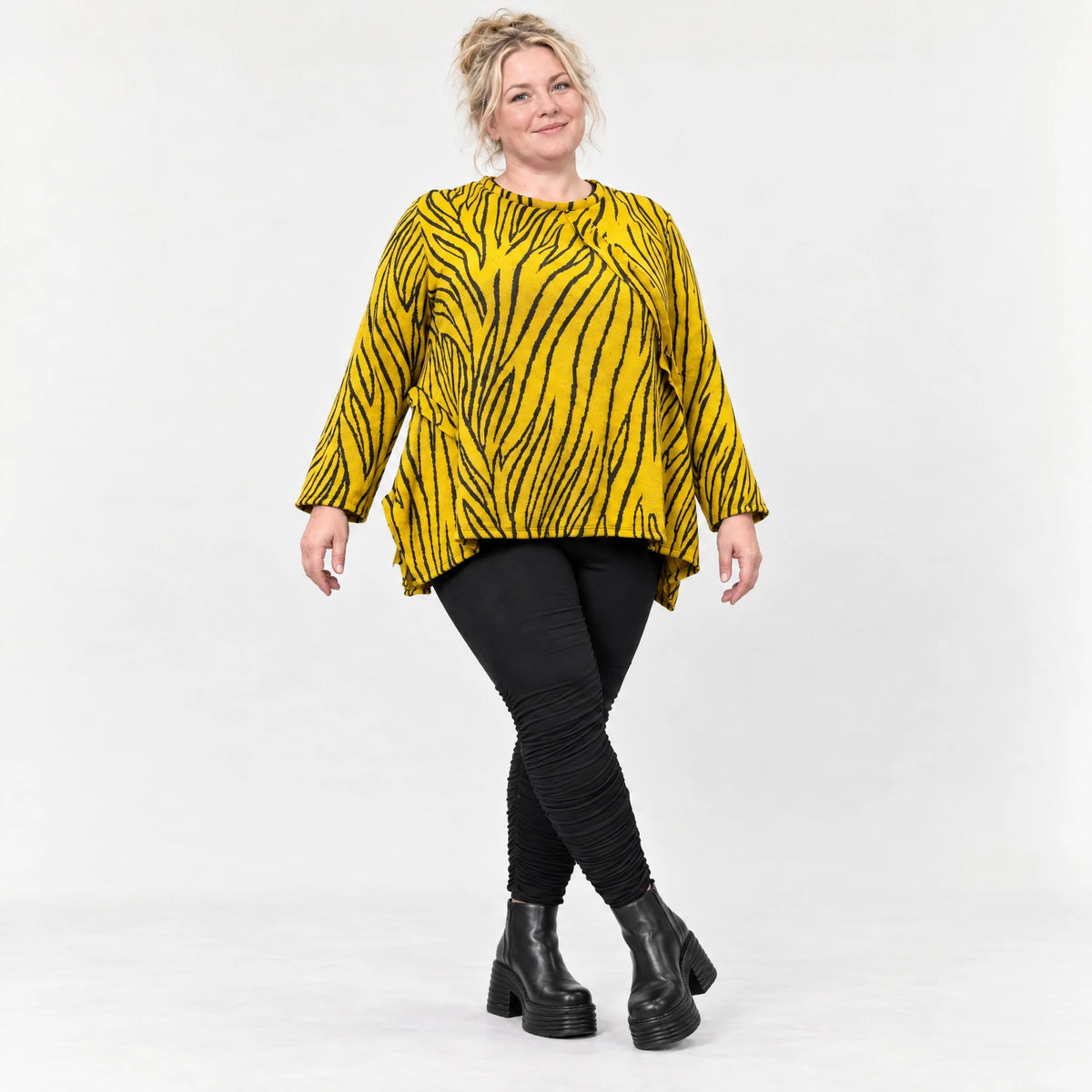 Kuscheliges Langarmshirt aus flauschigem Feinstrick in A-Linie mit Gelb/Schwarz Muster