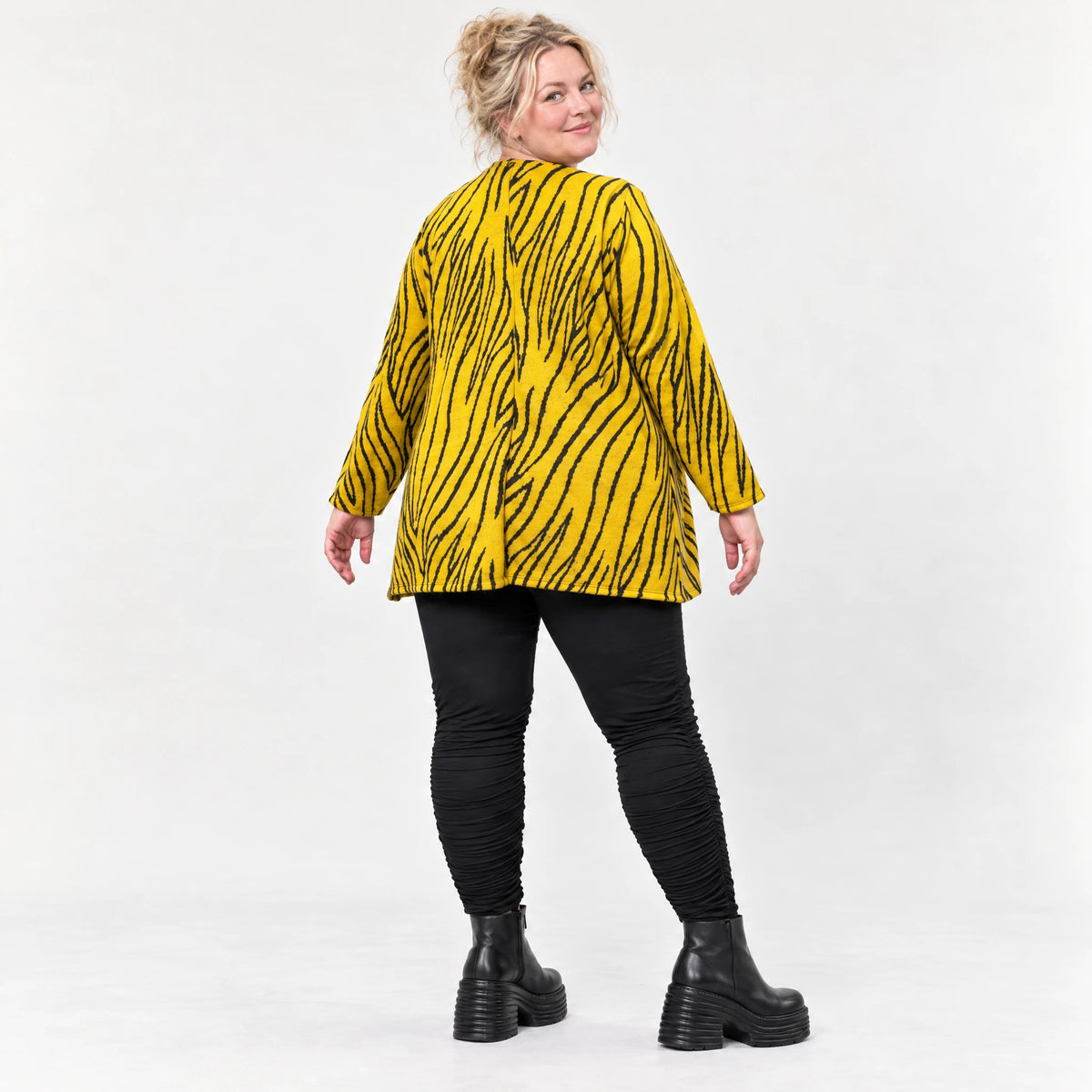 Kuscheliges Langarmshirt aus flauschigem Feinstrick in A-Linie mit Gelb/Schwarz Muster