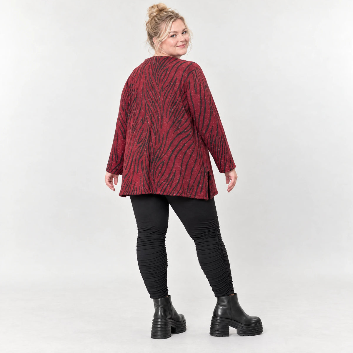 Flauschiges Strickoberteil in Rot/Schwarz mit ausgestellter A-Linie aus weichem Feinstrick