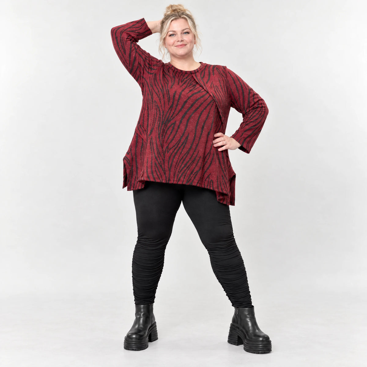 Flauschiges Strickoberteil in Rot/Schwarz mit ausgestellter A-Linie aus weichem Feinstrick