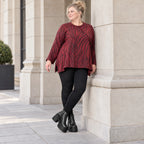 Flauschiges Strickoberteil in Rot/Schwarz mit ausgestellter A-Linie aus weichem Feinstrick