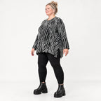 Langarmshirt in Schwarz/Weiß aus weichem Feinstrick mit Rundhalsausschnitt in A-Linie