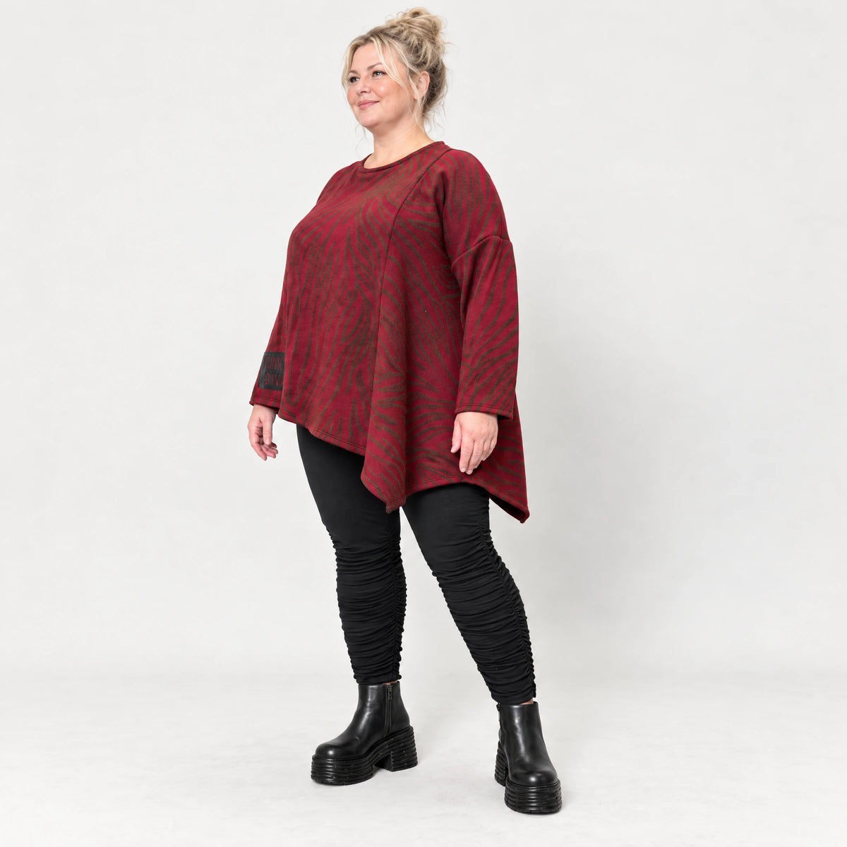 Langarmshirt aus flauschigem Feinstrick in Rot/Braun mit asymmetrischem Zipfelsaum