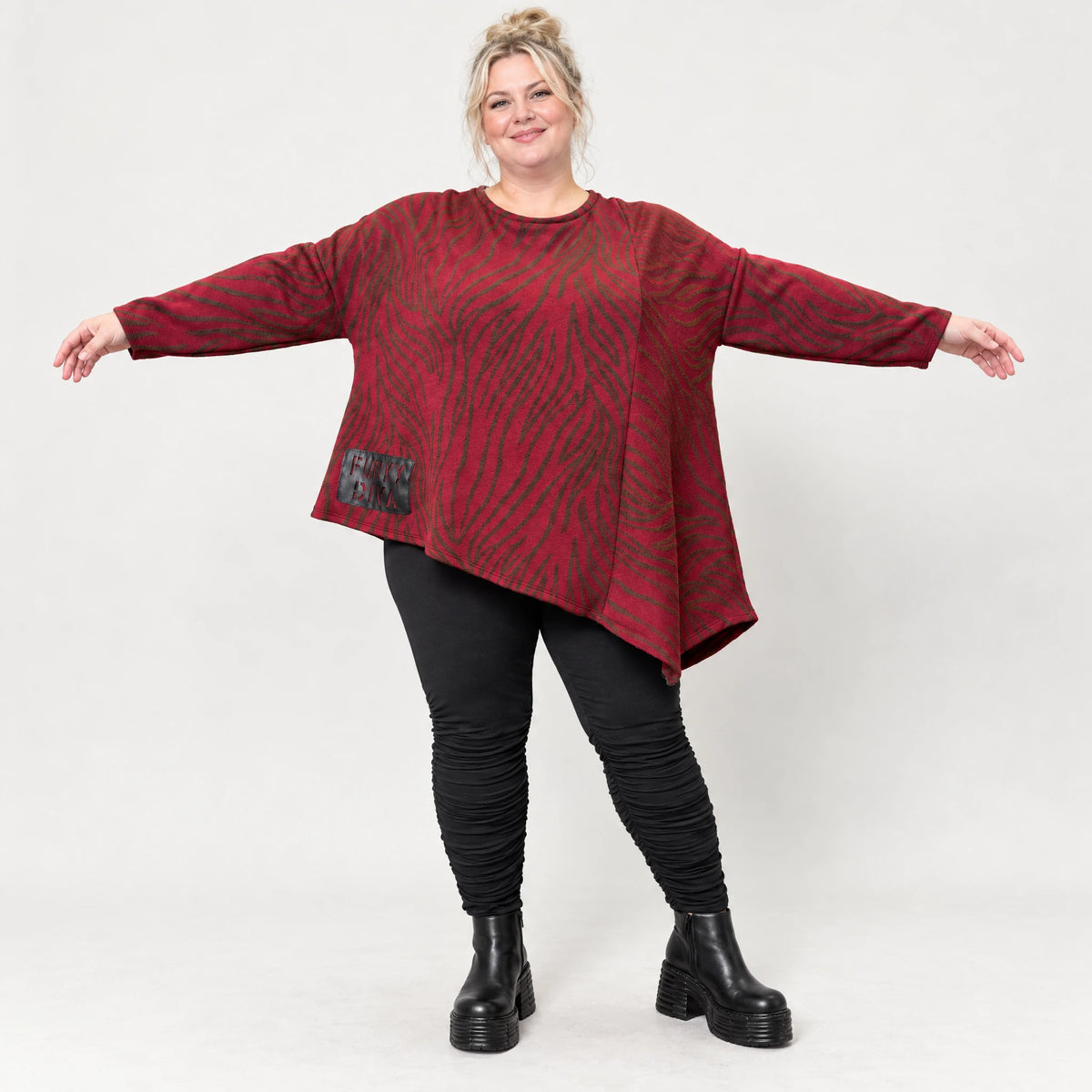 Langarmshirt aus flauschigem Feinstrick in Rot/Braun mit asymmetrischem Zipfelsaum