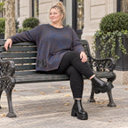 Flauschiges Strickshirt in Blau/Braun mit asymmetrischem Zipfelsaum und Rundhalsausschnitt