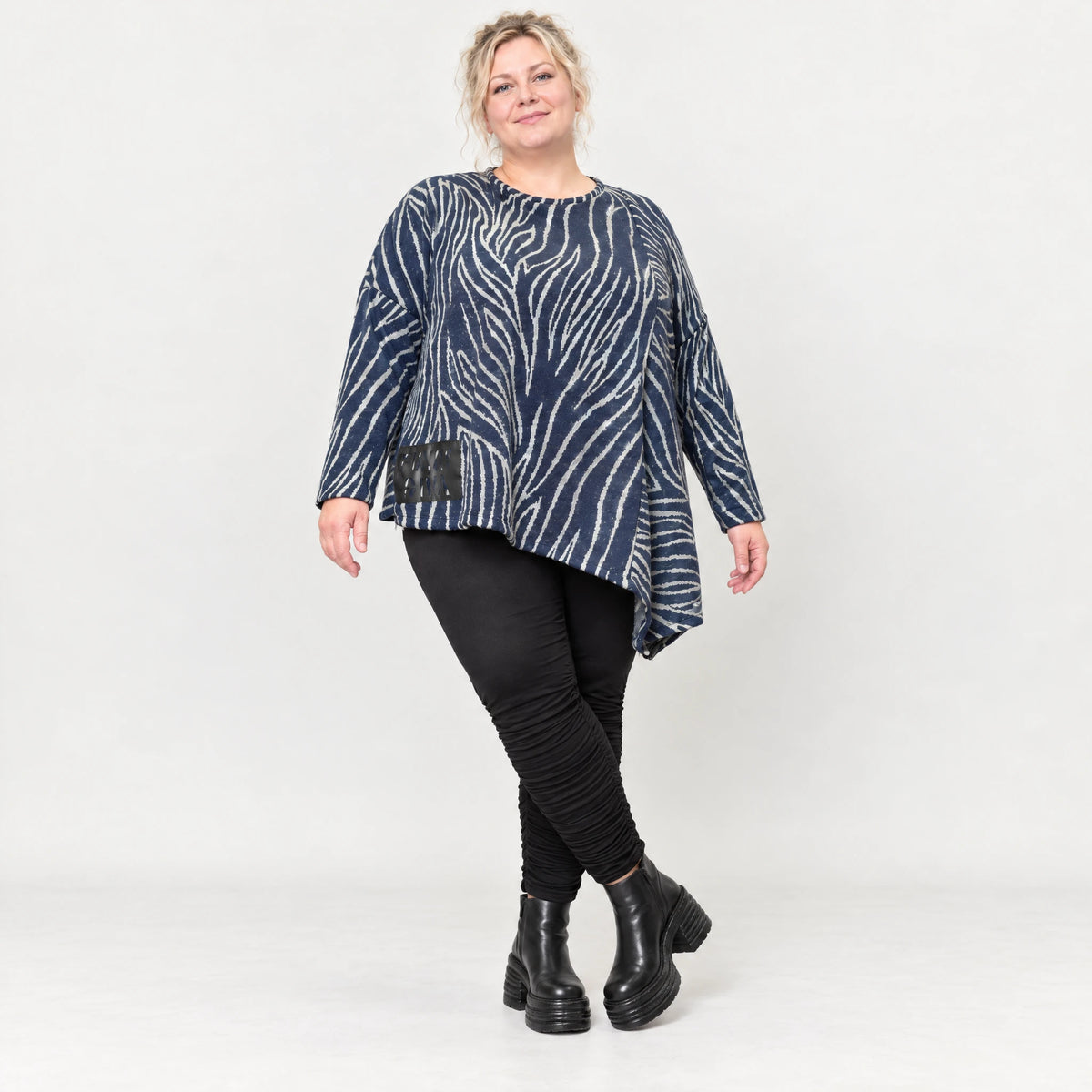 Flauschiges Langarmshirt aus Feinstrick in Blau/Grau mit asymmetrischem Zipfelsaum