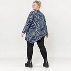 Flauschiges Langarmshirt aus Feinstrick in Blau/Grau mit asymmetrischem Zipfelsaum