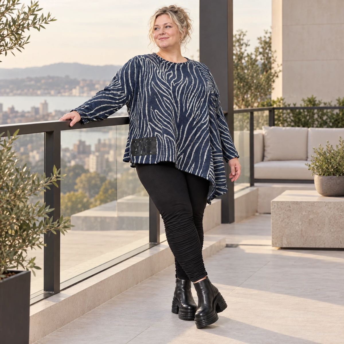 Flauschiges Langarmshirt aus Feinstrick in Blau/Grau mit asymmetrischem Zipfelsaum