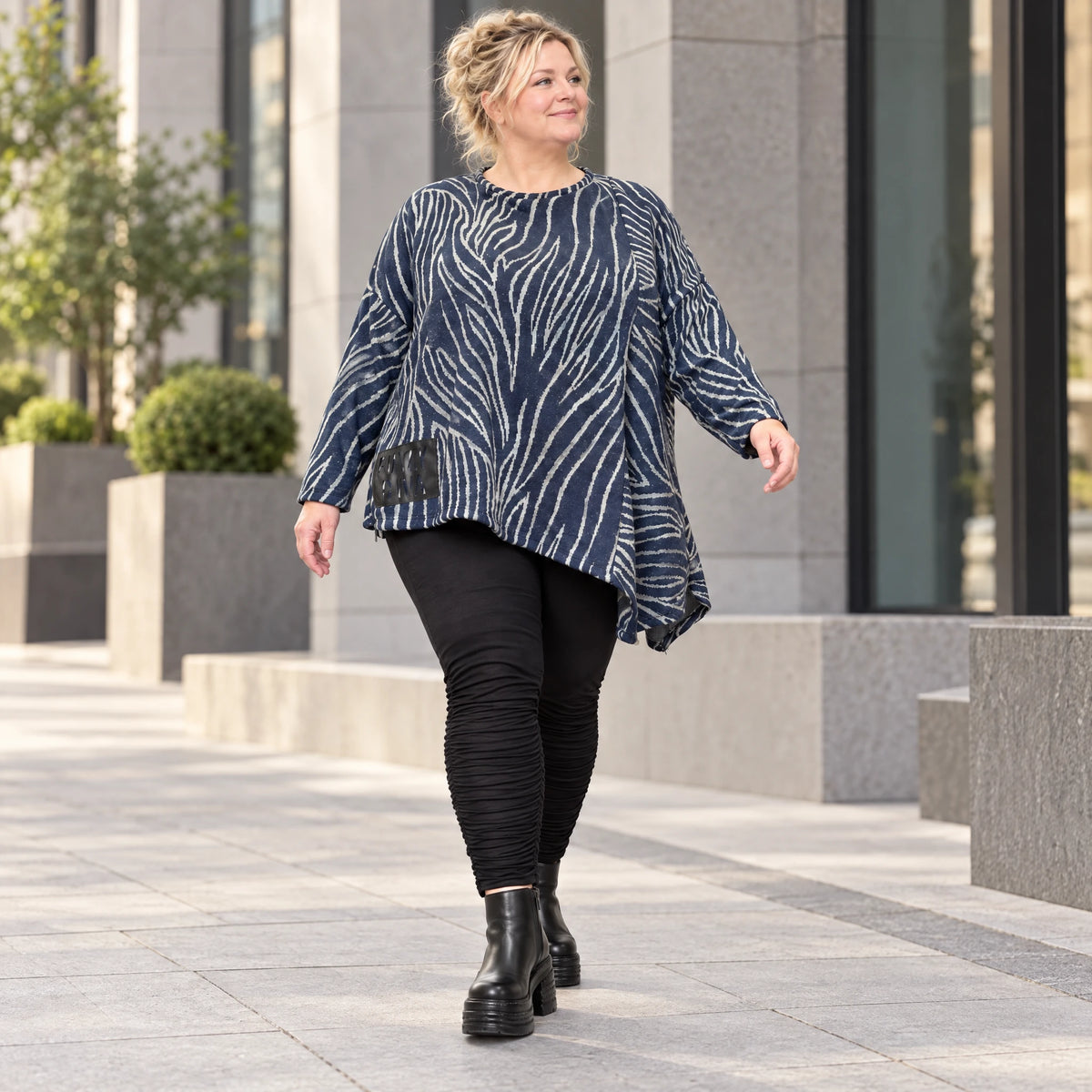Flauschiges Langarmshirt aus Feinstrick in Blau/Grau mit asymmetrischem Zipfelsaum