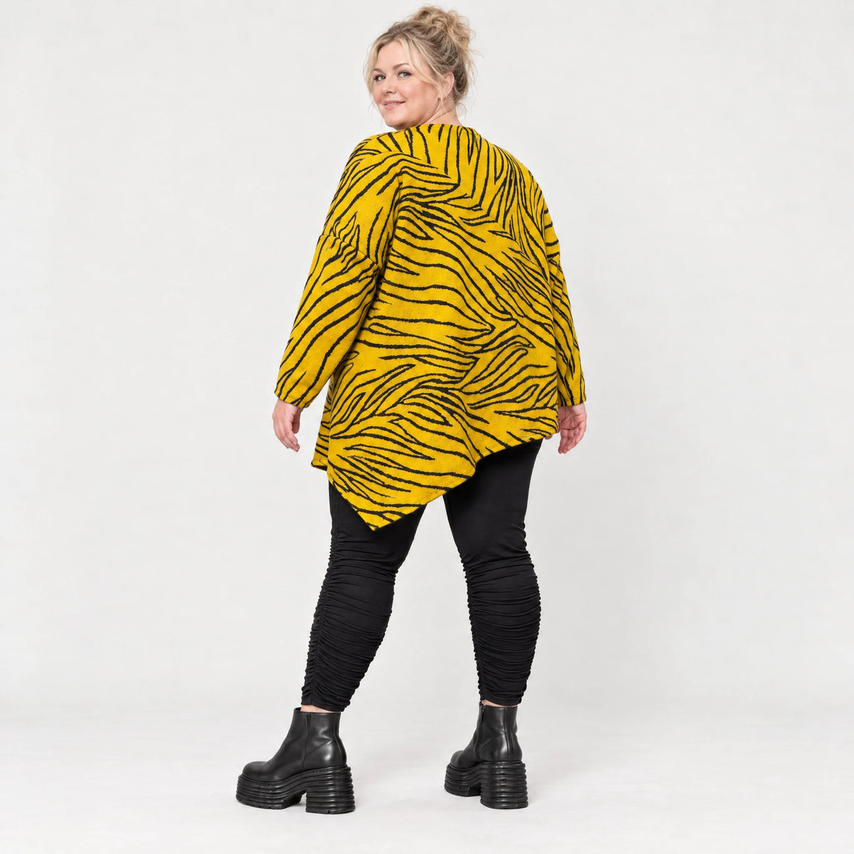 Feinstrickshirt in Gelb/Schwarz mit asymmetrischem Zipfelsaum und flauschigem Garn