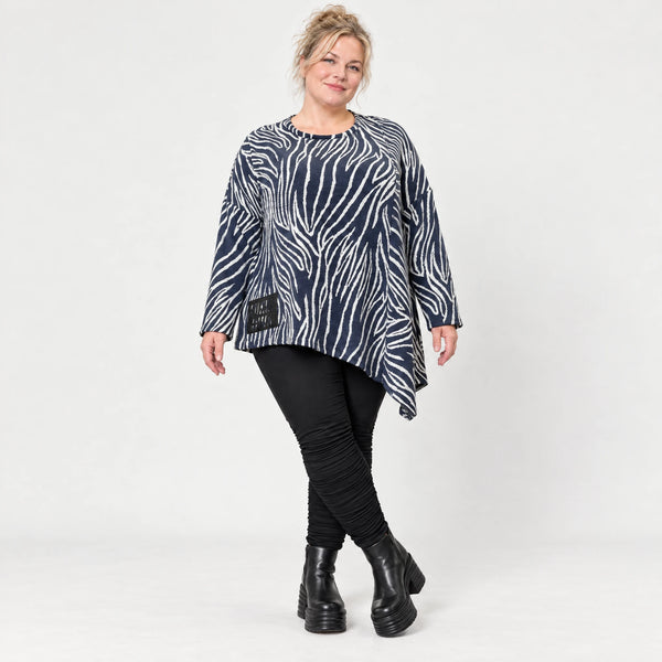 Langarmshirt aus flauschigem Feinstrick in Marineblau/Weiß mit asymmetrischem Zipfelsaum