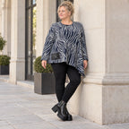 Langarmshirt aus flauschigem Feinstrick in Marineblau/Weiß mit asymmetrischem Zipfelsaum