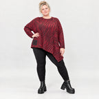 Feinstrickshirt in Rot/Schwarz mit asymmetrischem Zipfelsaum aus weichem Flauschgarn