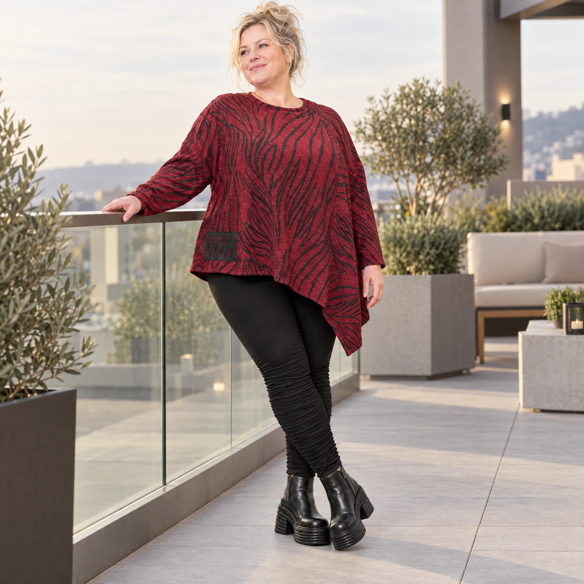 Feinstrickshirt in Rot/Schwarz mit asymmetrischem Zipfelsaum aus weichem Flauschgarn
