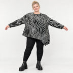 Flauschiges Feinstrickshirt mit Zebramuster in Schwarz/Weiß und asymmetrischem Zipfelsaum