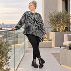 Flauschiges Feinstrickshirt mit Zebramuster in Schwarz/Weiß und asymmetrischem Zipfelsaum