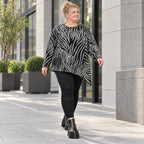 Flauschiges Feinstrickshirt mit Zebramuster in Schwarz/Weiß und asymmetrischem Zipfelsaum