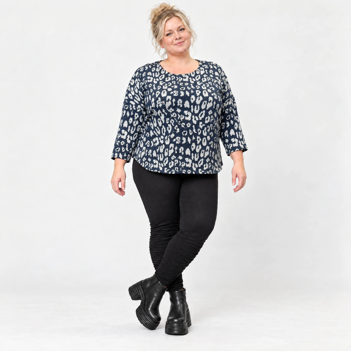 Feinstrickshirt in Marineblau/Grau mit Rundhalsausschnitt und aufgesetzten Taschen