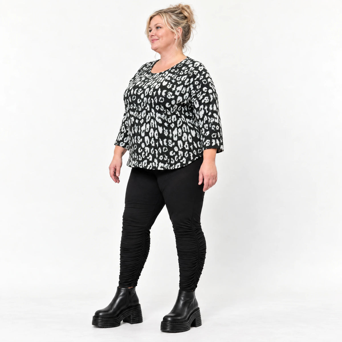 Italienisches Langarmshirt aus flauschigem Feinstrick in Schwarz/Weiß mit Rundhals