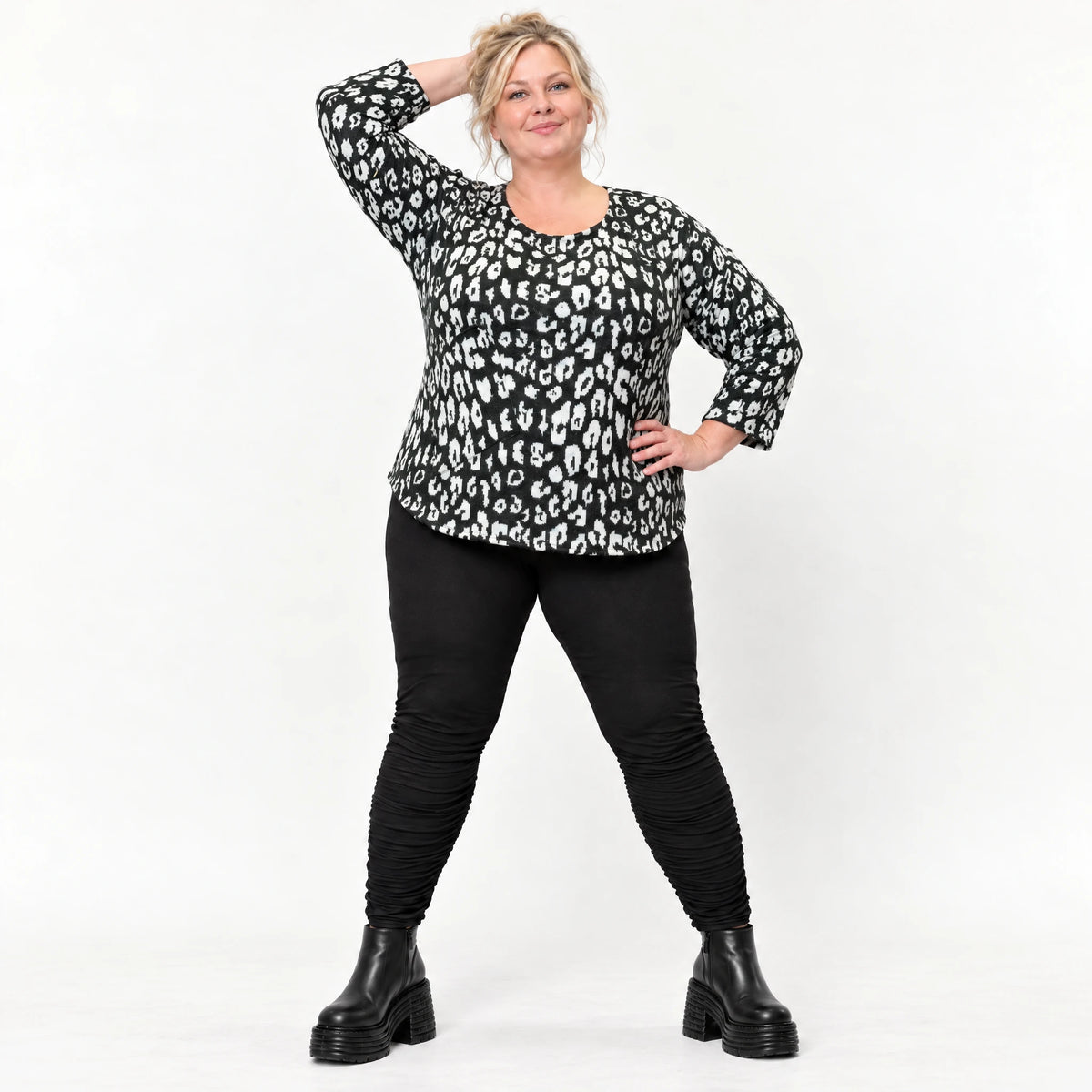 Italienisches Langarmshirt aus flauschigem Feinstrick in Schwarz/Weiß mit Rundhals