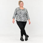 Flauschiges Strickshirt aus Italien in Weiß/Schwarz mit weichem Flauschgarn für den Winter