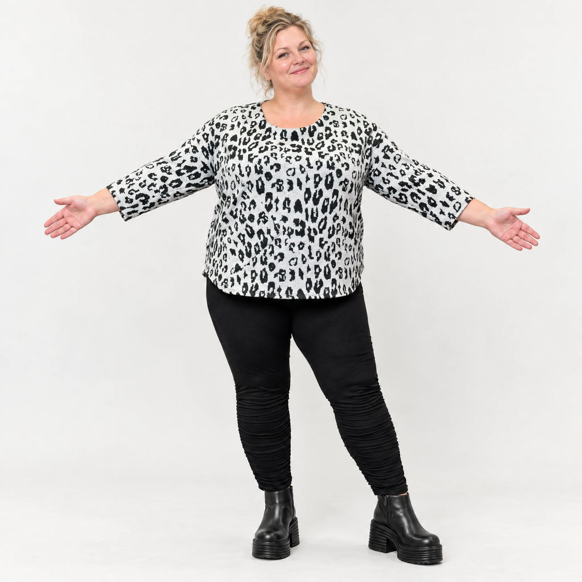 Flauschiges Strickshirt aus Italien in Weiß/Schwarz mit weichem Flauschgarn für den Winter