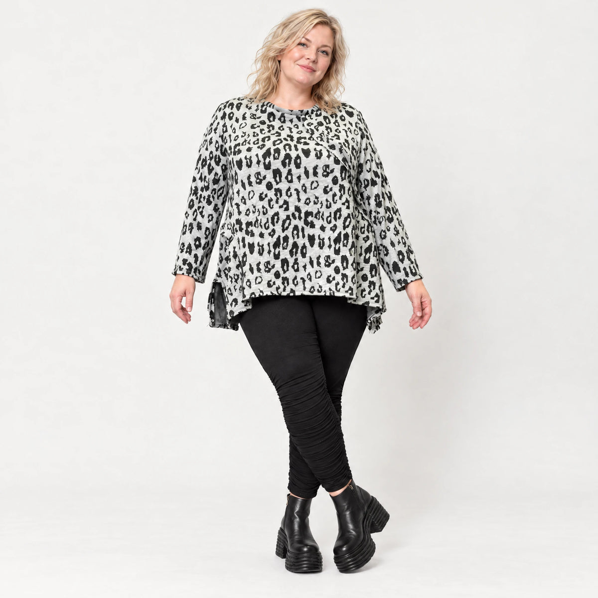 Flauschiges Feinstrickshirt in Grau/Schwarz mit lockerer A-Linie und seitlichen Schlitzen