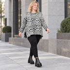 Flauschiges Feinstrickshirt in Grau/Schwarz mit lockerer A-Linie und seitlichen Schlitzen
