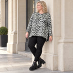 Flauschiges Feinstrickshirt in Grau/Schwarz mit lockerer A-Linie und seitlichen Schlitzen