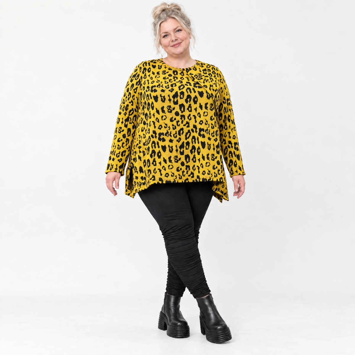 Weiches Langarmshirt aus flauschigem Feinstrick in Gelb/Schwarz mit ausgestellter A-Linie