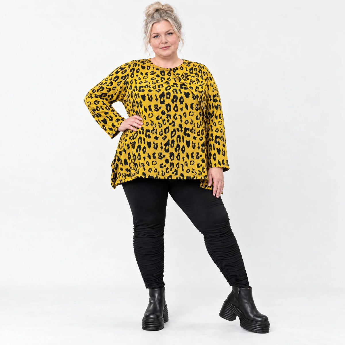 Weiches Langarmshirt aus flauschigem Feinstrick in Gelb/Schwarz mit ausgestellter A-Linie