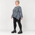 Weiches Langarmshirt aus flauschigem Feinstrick in Marineblau/Grau mit fließender A-Linie