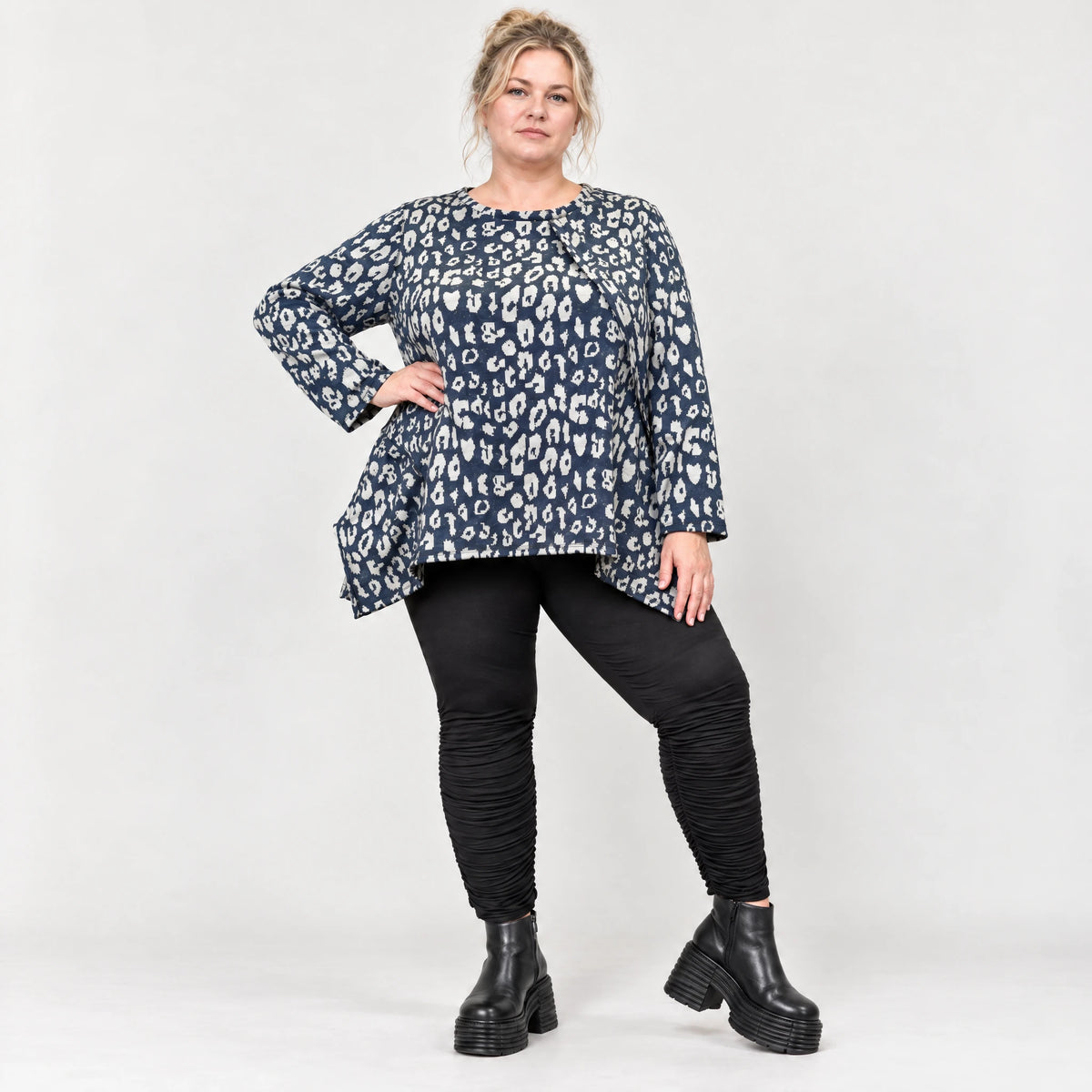 Weiches Langarmshirt aus flauschigem Feinstrick in Marineblau/Grau mit fließender A-Linie