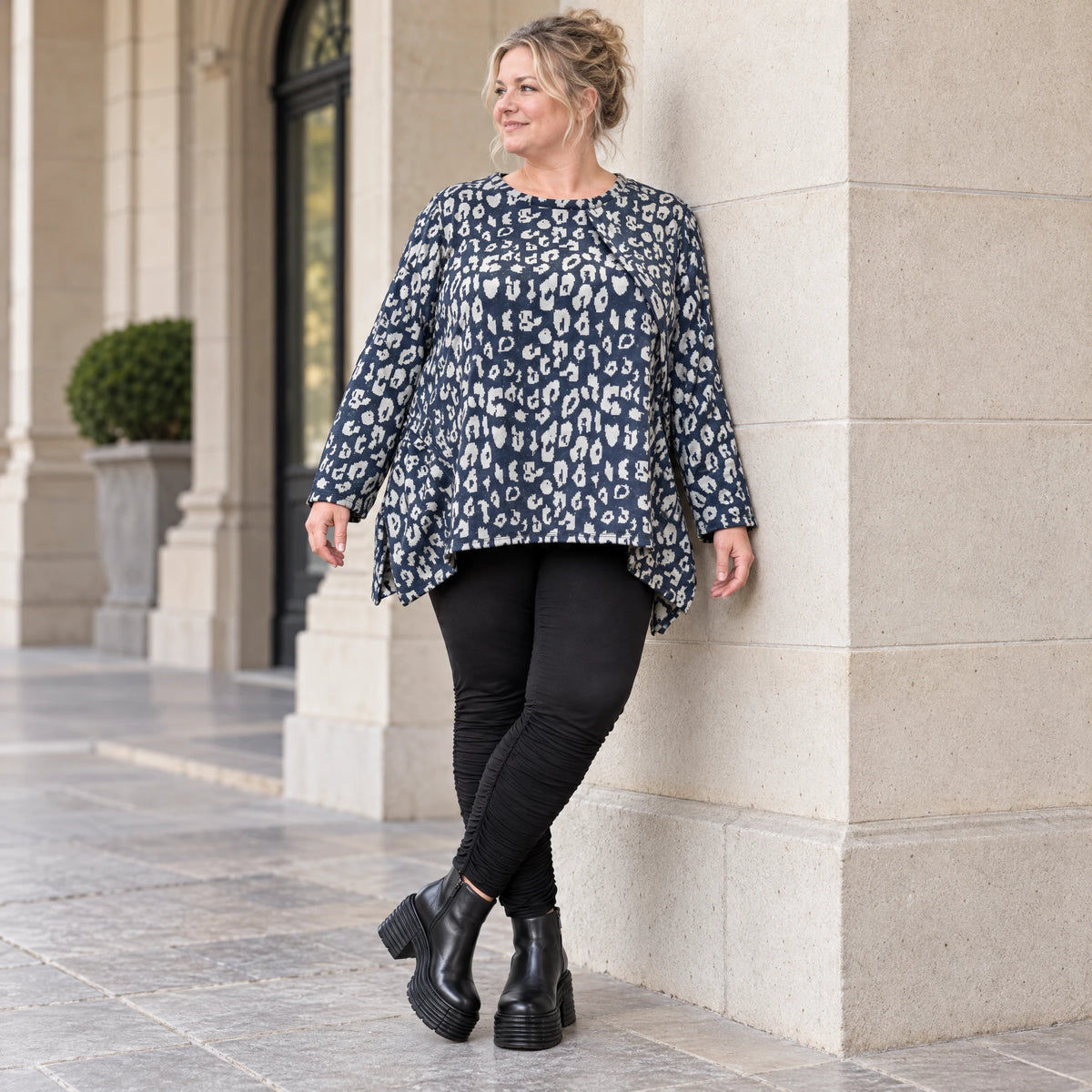 Weiches Langarmshirt aus flauschigem Feinstrick in Marineblau/Grau mit fließender A-Linie
