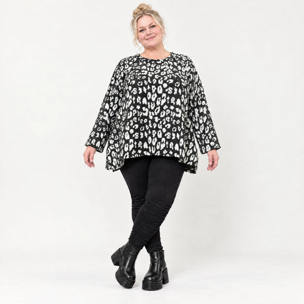 Flauschiges Feinstrickshirt in Schwarz/Weiß mit lockerer A-Linie und Faltennahtmuster