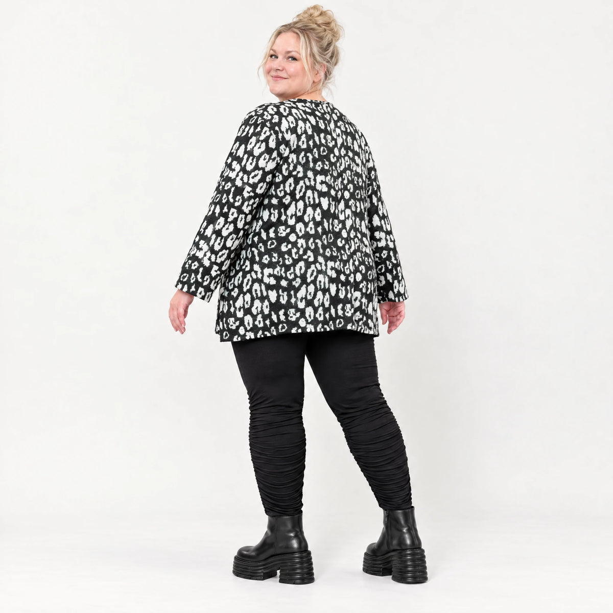 Flauschiges Feinstrickshirt in Schwarz/Weiß mit lockerer A-Linie und Faltennahtmuster