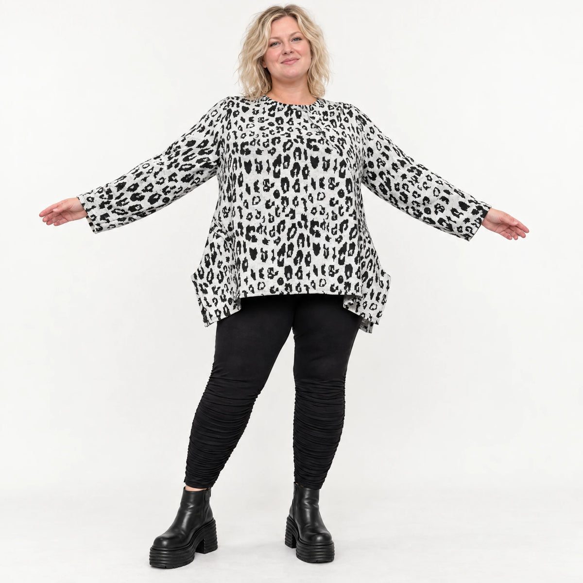 Italienisches Feinstrickshirt in Weiß/Schwarz mit A-Linie und seitlichen Schlitzen am Saum