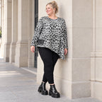 Langarmshirt Feinstrick in Grau/Schwarz mit asymmetrischem Zipfelsaum und weichem Garn