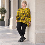 Kuscheliges Feinstrickshirt in Gelb/Schwarz aus flauschigem Garn mit asymmetrischem Saum