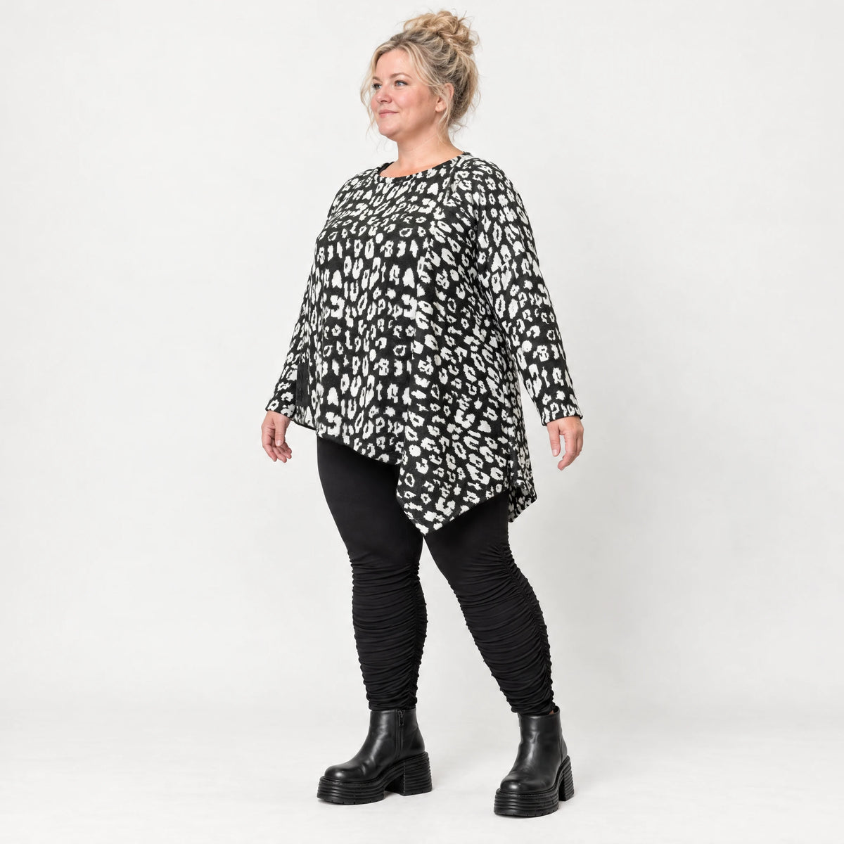 Kuscheliges Feinstrickshirt in Schwarz/Weiß mit asymmetrischem Zipfelsaum für den Winter
