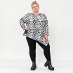 Langarmshirt aus flauschigem Feinstrick in Weiß/Schwarz mit asymmetrischem Zipfelsaum
